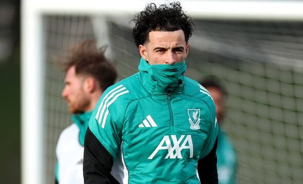 KIRKBY, INGGRIS – 20 JANUARI: Curtis Jones dari Liverpool menyaksikan sesi latihan Liverpool FC di AXA Training Center o