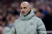 CARDIFF, WALES – 16 DESEMBER: Manajer Chelsea Enzo Maresca melihat sebelum pertandingan perempat final Piala Carabao antara Ca