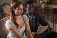 Bridgerton. (Kiri ke kanan) Hannah Dodd sebagai Francesca Bridgerton, Victor Alli sebagai John Stirling di episode 404 Bridgerton. Kr. Liam Da