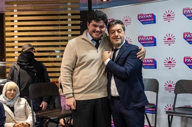 Aktivis anti-narkoba Amine Kessaci dan walikota Marseille yang akan keluar dan kandidat terpilih kembali Benoit Payan (berbagai kiri), di Marseille, 26 Januari 2026.
