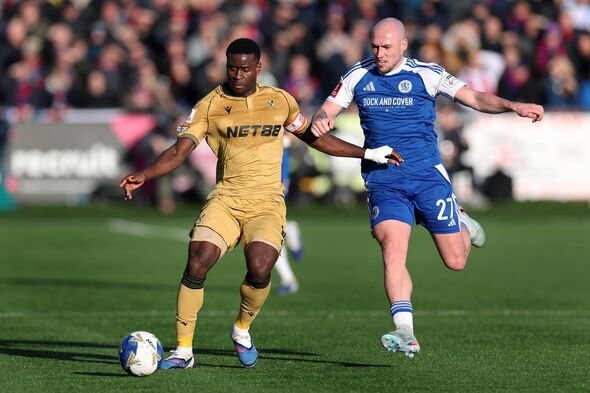 Marc Guehi menguasai bola untuk Crystal Palace.