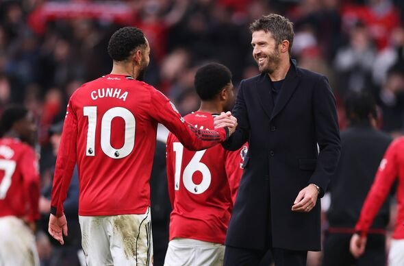 Michael Carrick merayakannya bersama Matheus Cunha