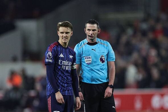 Martin Odegaard beraksi melawan Nottingham Forest.