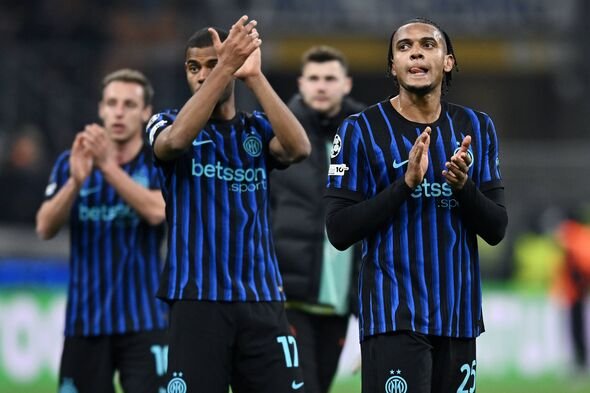 MILAN, ITALIA – 20 JANUARI: Manuel Akanji dari Inter bereaksi dengan kekecewaan selama UEFA Champions League 2025/26 League Pha