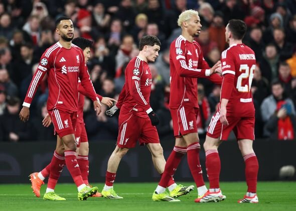 LIVERPOOL, INGGRIS – 28 JANUARI: Florian Wirtz dari Liverpool merayakan bersama rekan satu timnya setelah mencetak gol kedua timnya selama