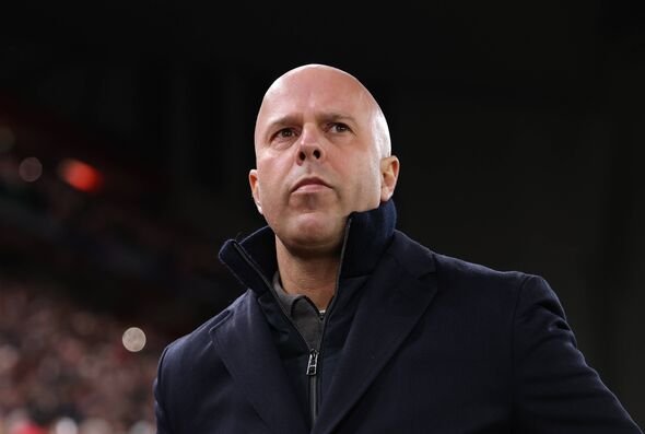 Arne Slot di pinggir lapangan.