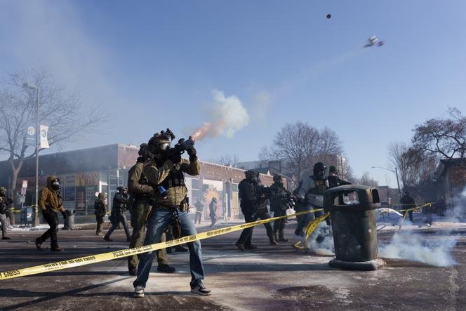 Agen federal saat demonstrasi di dekat lokasi penembakan perawat Alex Pretti, di Minneapolis, Minnesota, Amerika Serikat, 24 Januari 2026.