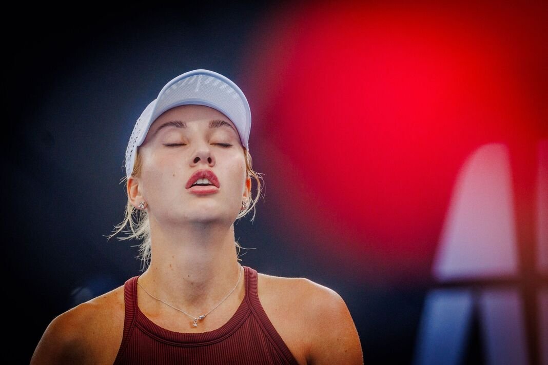 Anastasia Potapova terlihat sedih saat bertanding