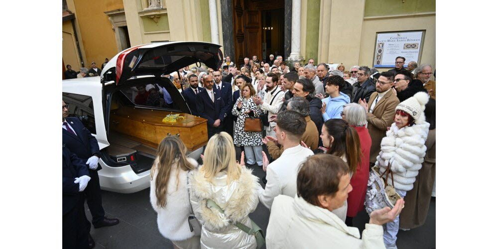Sesuai dengan keinginan tuan rumah, banyak kerabat dan pengagum yang datang dengan berpakaian putih, dan hanya setangkai mimosa yang menghiasi peti matinya. Dia meminta sumbangan untuk penelitian kanker sebagai pengganti bunga. Foto Sipa/Frédéric Dides