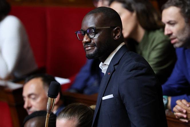 Carlos Martens Bilongo, wakil La France Insoumise - New Popular Front, saat sesi tanya jawab kepada pemerintah di Majelis Nasional di Paris, 21 Oktober 2025.