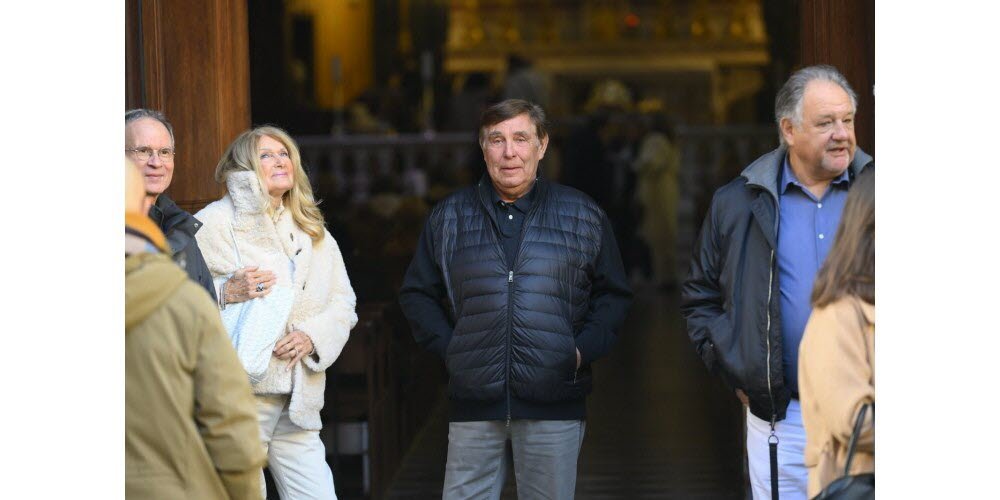 Andalan TF1 Jean-Pierre Foucault melakukan perjalanan tersebut, baik secara profesional maupun pribadi, karena istrinya adalah teman masa kecil Évelyne Leclercq. Foto Sipa/Frédéric Dides