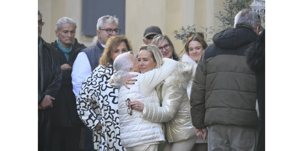 Putri Évelyne Leclercq, Céline Olive, sangat dikelilingi. Foto Sipa/Frédéric Dides
