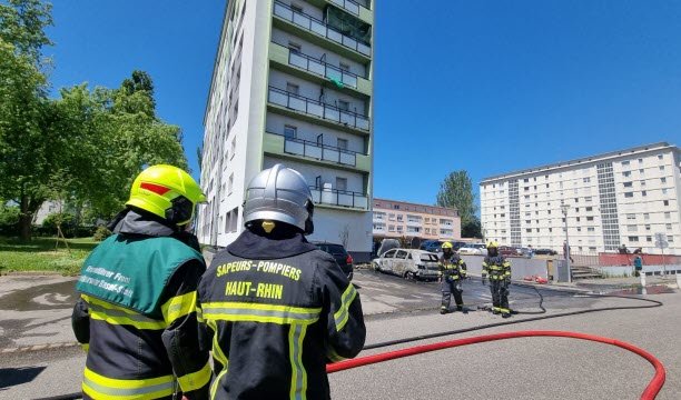 Petugas pemadam kebakaran Kota Basel melakukan intervensi dua kali di sektor CSP Saint-Louis pada tahun 2025. Di sini selama kebakaran yang menghancurkan dua mobil di dekat gedung HLM di rue Charles-Péguy, di Saint-Louis. Arsip foto Jean-Christophe Meyer