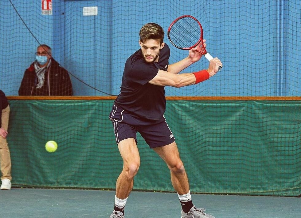 Maxence Broville bermain tenis