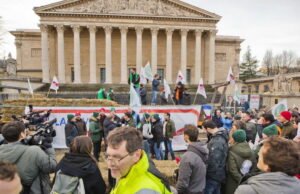 dengan para petani marah yang berdemonstrasi di depan DPR