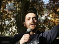 “Suara yang membangunkan saya di pagi hari adalah benturan tiang logam”