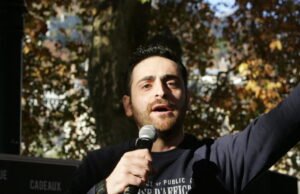 “Suara yang membangunkan saya di pagi hari adalah benturan tiang logam”