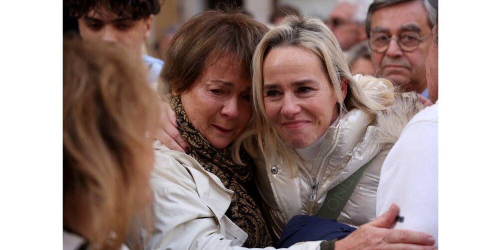 Dia tetap sangat dekat dengan Évelyne Leclercq dan mencium putri dan cucu tuan rumah untuk waktu yang lama, sambil menangis, di akhir upacara. Foto AFP/Valéry Hache.