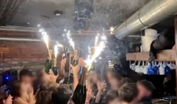 Dalam tangkapan layar ini kita dapat melihat dengan jelas momen ketika langit-langit terbakar. Foto Sipa/Agenzia Fotogramma