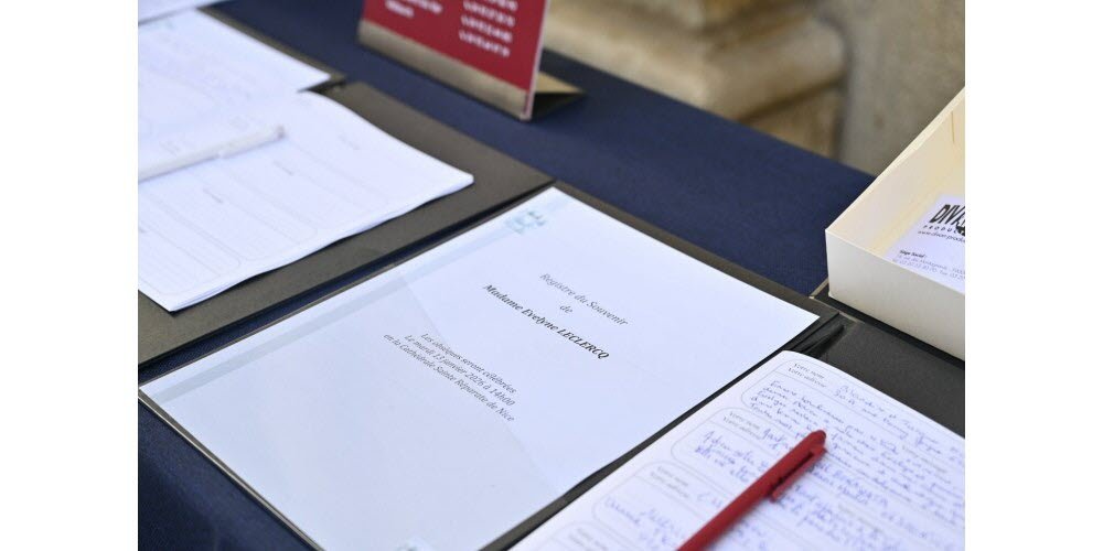 Sebuah daftar peringatan telah dipasang di katedral Sainte-Réparate. Foto Sipa/Frédéric Dides