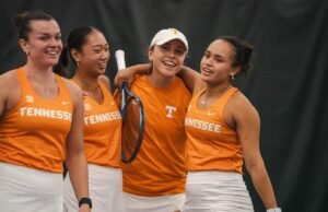 #14 Lady Vols mengalahkan #15 Virginia, 4-2, dalam permainan hiburan di Kejuaraan Dalam Ruangan Tim Nasional ITA