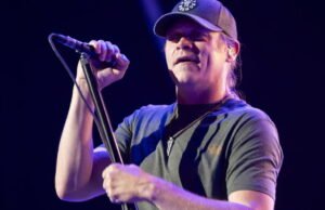 Hilangnya. 3 Doors Down: Penyanyi Brad Arnold, 47, meninggal karena kanker