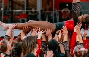 Paket #22 memberikan kinerja bersejarah, menjatuhkan #12 UNC