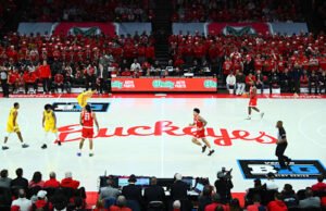 Penggemar Michigan mengambil alih arena bola basket Ohio State. Bahkan pemandu sorak Buckeye pun ikut bergabung