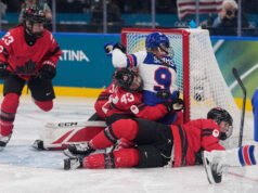 Penduduk asli Plymouth, Kirsten Simms, mencetak gol Olimpiade pertamanya saat Tim AS mengalahkan Kanada