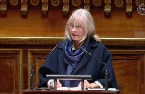 Dalam suasana yang terkadang tegang, Senat memberikan suara pada rancangan undang-undang yang menentang eksploitasi seksual online