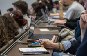 Kaum sosialis mengambil tindakan melawan kelebihan sektor swasta yang menguntungkan