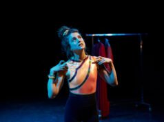 “Di Bawah Kelopak Mata” oleh Lou Chauvain, gua anatomi dan psikologis