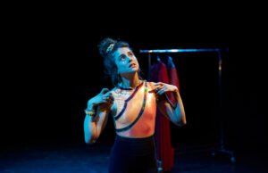 “Di Bawah Kelopak Mata” oleh Lou Chauvain, gua anatomi dan psikologis