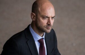 Kebijakan. Menteri Barrot terlibat dalam kontroversi setelah menyerukan pengunduran diri seorang pelapor PBB