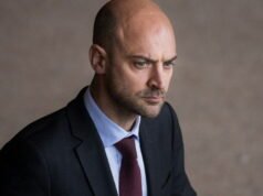 Kebijakan. Menteri Barrot menjadi kontroversi setelah menyerukan pengunduran diri pelapor PBB