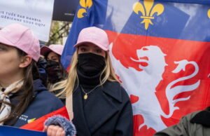 jejak pertarungan antara kelompok ultra-kiri dan ultra-kanan