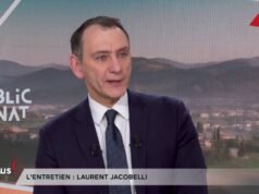 “Dulu dia menteri imigrasi dan ketidakamanan, sekarang dia pamer dan pamer,” ejek Laurent Jacobelli (RN)