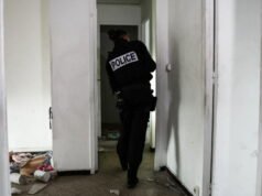 Alpes-de-Haute-Provence. Seorang petugas polisi membebaskan seorang wanita yang diculik oleh putranya. Dia diserang dengan pemotong kotak