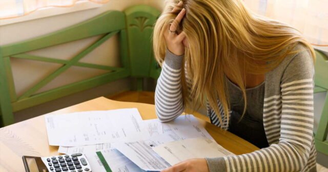 1771364439_situation-alarmante-un-tiers-des-dossiers-de-surendettement-concerne-les-moins-de-30-ans.jpg