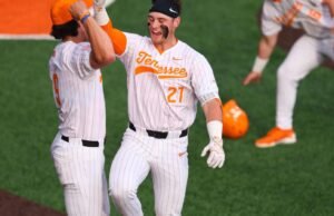 Abernathy & Lawless bergabung untuk lima RBI, #3/13 Vols mengalahkan UNC Asheville di pertengahan minggu pertama