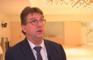 “Seorang pemuda yang kehilangan nyawanya, apapun ide politiknya, adalah hal yang tidak dapat diterima,” kata Senator David Ros