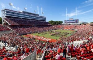 Bellantoni dan Floars bergabung dengan tim sepak bola