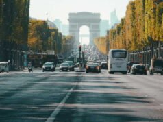 Champs-Élysées membawa Lindt ke pengadilan! Pembuat coklat memerintahkan untuk membayar sejumlah besar