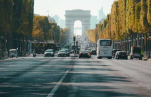 Champs-Élysées membawa Lindt ke pengadilan! Pembuat coklat memerintahkan untuk membayar sejumlah besar