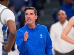 Joe Scott telah mengundurkan diri sebagai pelatih bola basket Angkatan Udara. Sekolah menyelidiki perlakuannya terhadap taruna