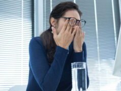 Dia dipecat karena meminta istirahat sembilan jam dan menyerang mantan majikannya karena diskriminasi