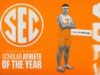Calvin Wetzel dinobatkan sebagai Atlet Terbaik SEC Tahun Ini