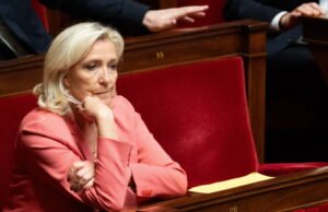 Kebijakan. Marine Le Pen memastikan dirinya tidak akan berkampanye jika harus memakai gelang elektronik