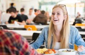 Bagaimana saya bisa mendapatkan keuntungan dari makanan 1 euro di restoran universitas?