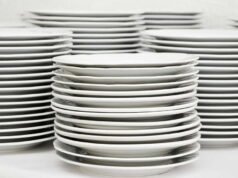 370.000 euro… ini kerusakan akibat pencurian barang pecah belah di Elysée